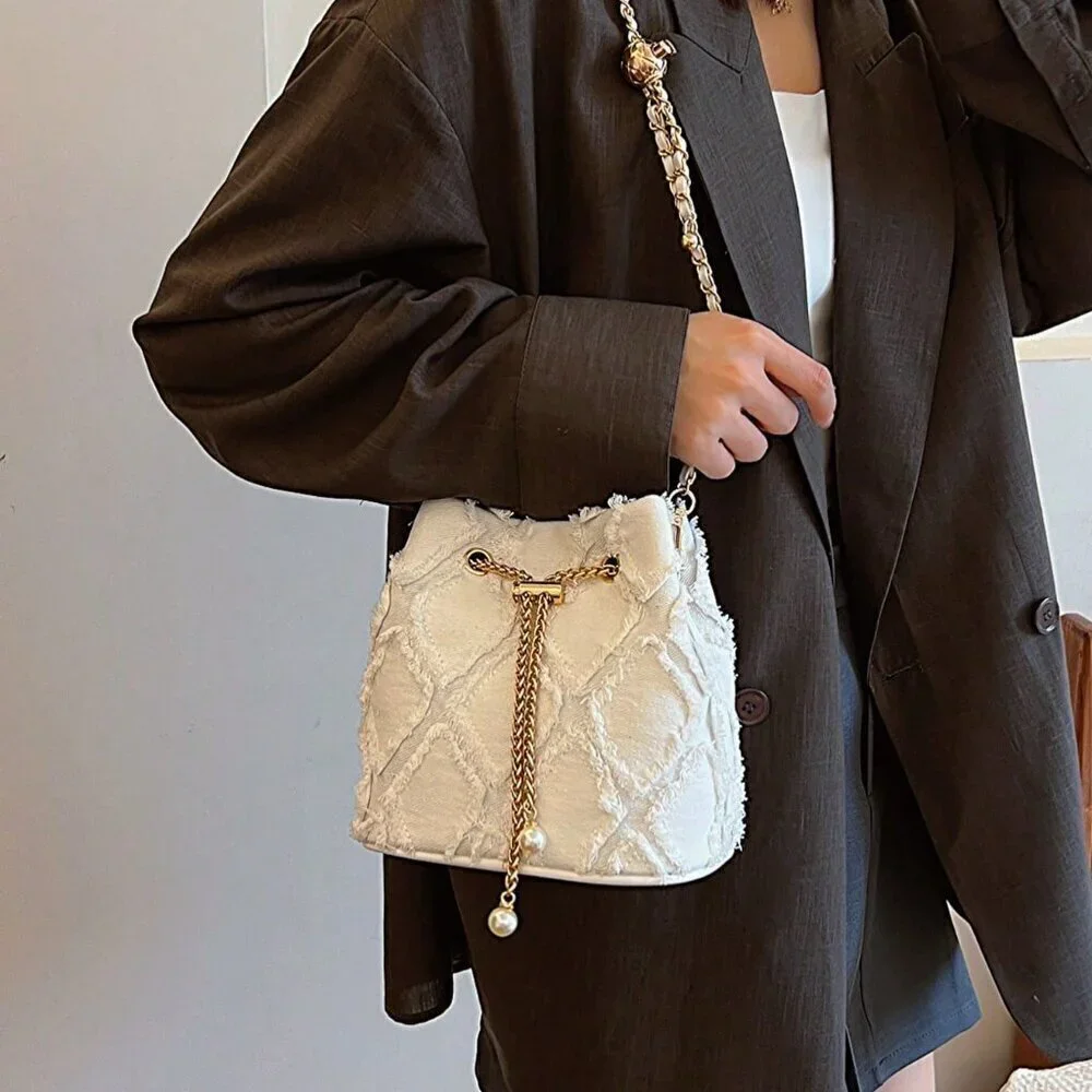 White Fashionable Women's Diamond Lattice One-Shoulder Bucket Bag - Picture 3 of 6